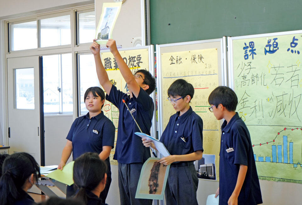 指資料を提示する生徒たち