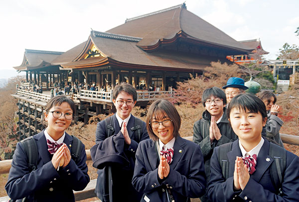 清水寺で記念写真