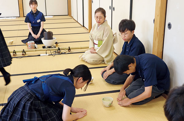 茶道を体験する生徒たち