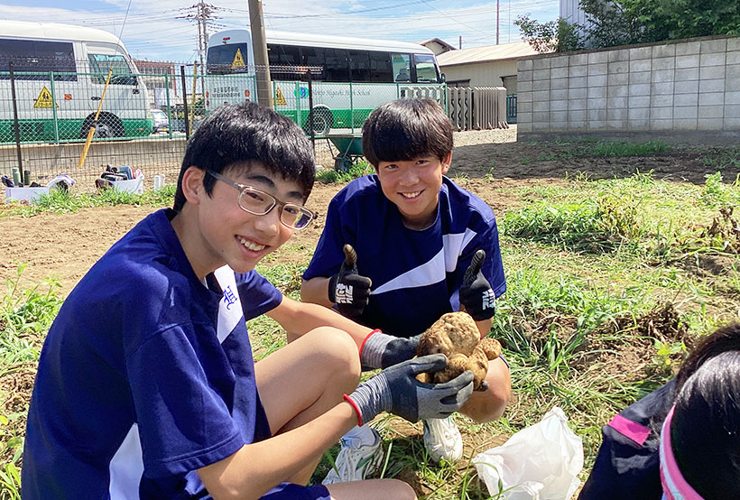 ジャガイモ掘り（2年生）