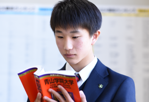 赤本を読む生徒