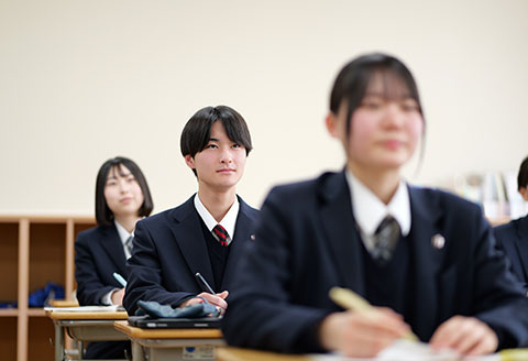 ノートを取る生徒